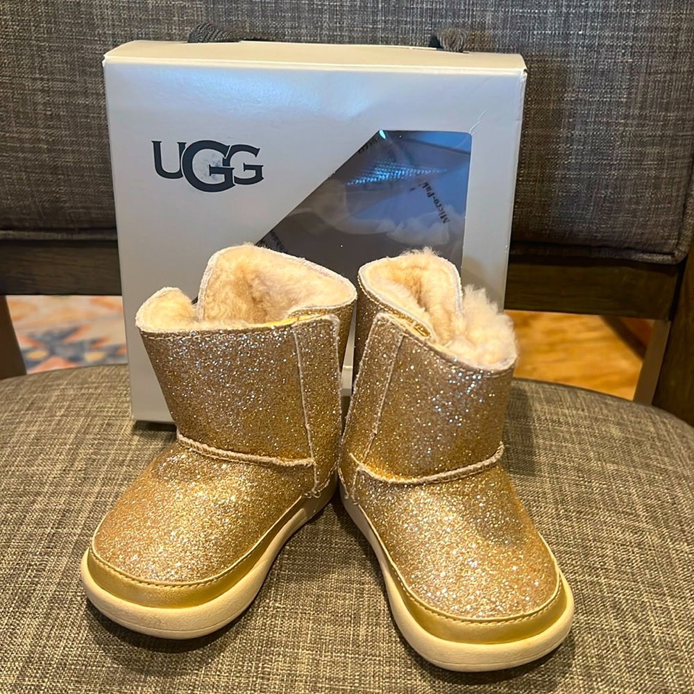 Excellent condition slightly worn gold glitter uggs